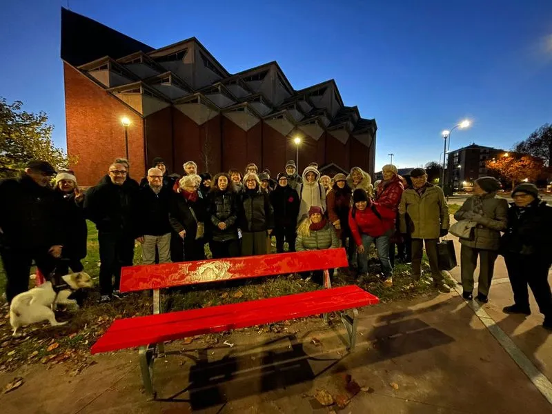 MIRAFIORI - Distrutta la panchina rossa contro la violenza appena inaugurata in piazza Livio Bianco