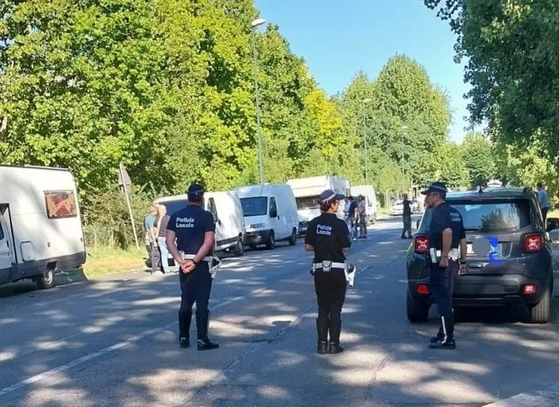 MIRAFIORI - Raffica di controlli della polizia locale sui camper rom: tre sequestri e quattro diffide