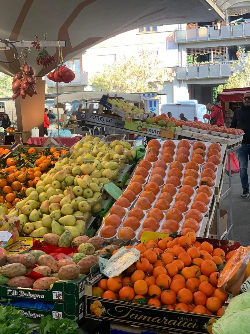 MIRAFIORI - Una raccolta firme per «ridare dignità al mercato di piazza don Grioli»