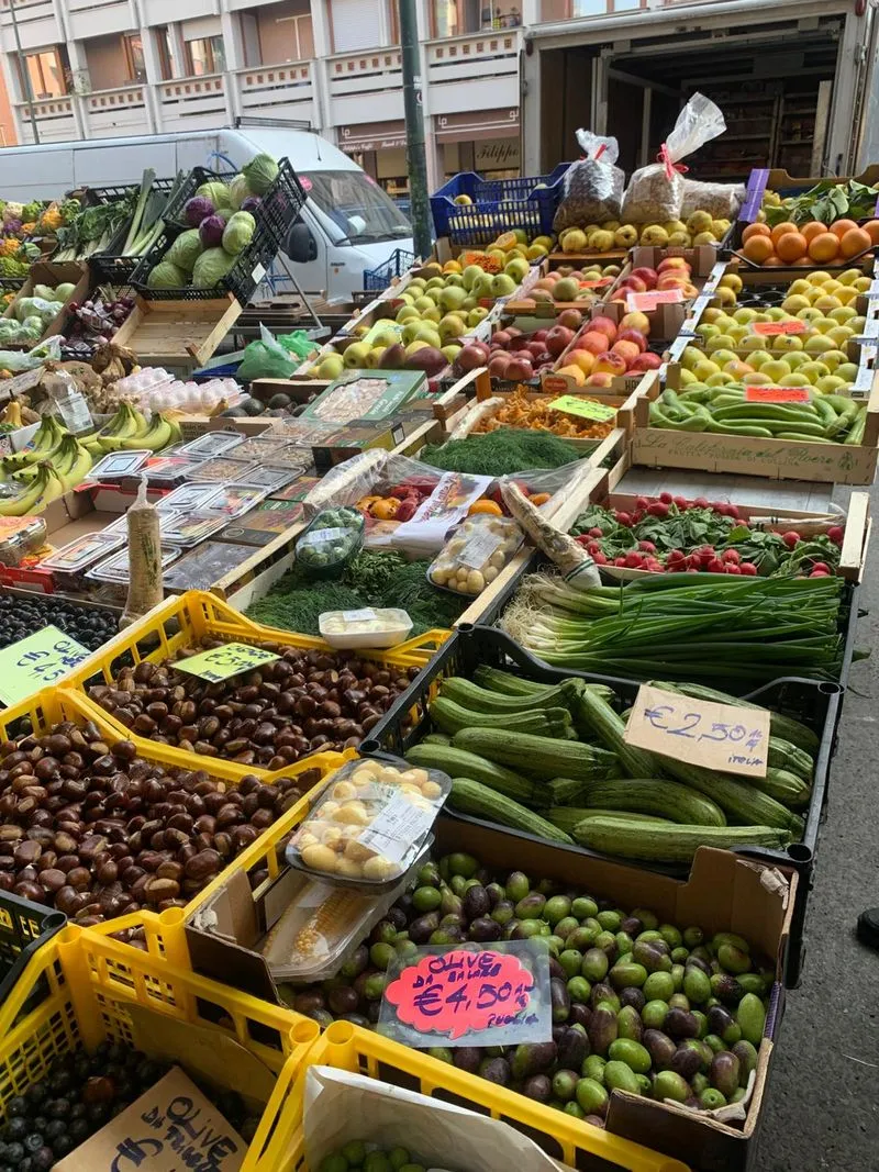 MIRAFIORI - Una raccolta firme per «ridare dignità al mercato di piazza don Grioli»