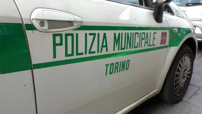 MIRAFIORI - Schianto in piazza Cattaneo, traffico in tilt: automobilista portato al Cto di Torino