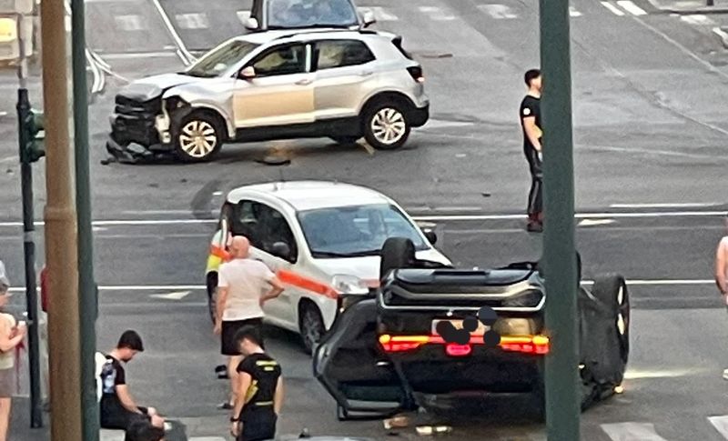 MIRAFIORI - Il semaforo non funziona da giorni, schianto all'incrocio tra corso Unione e via Passo Buole: 4 feriti