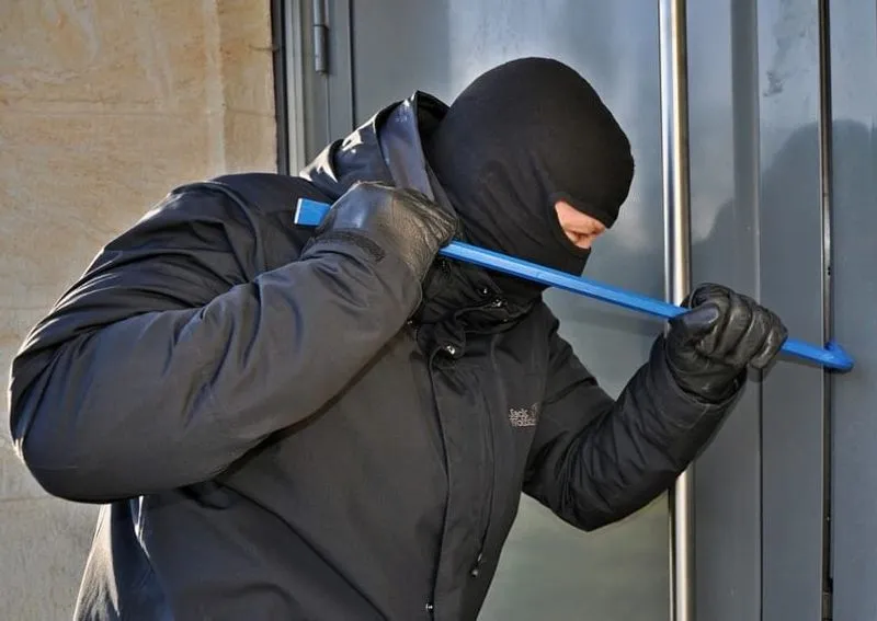 MIRAFIORI - Ladri in azione nel cuore della notte: doppia spaccata, nel mirino un tabaccaio e un supermercato