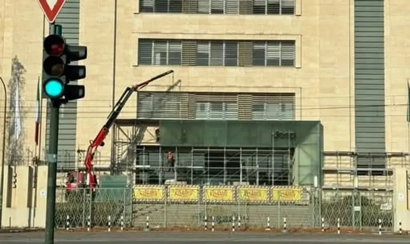 MIRAFIORI - Lo stabilimento Stellantis cambia look e toglie l'iconico logo Fiat: è polemica