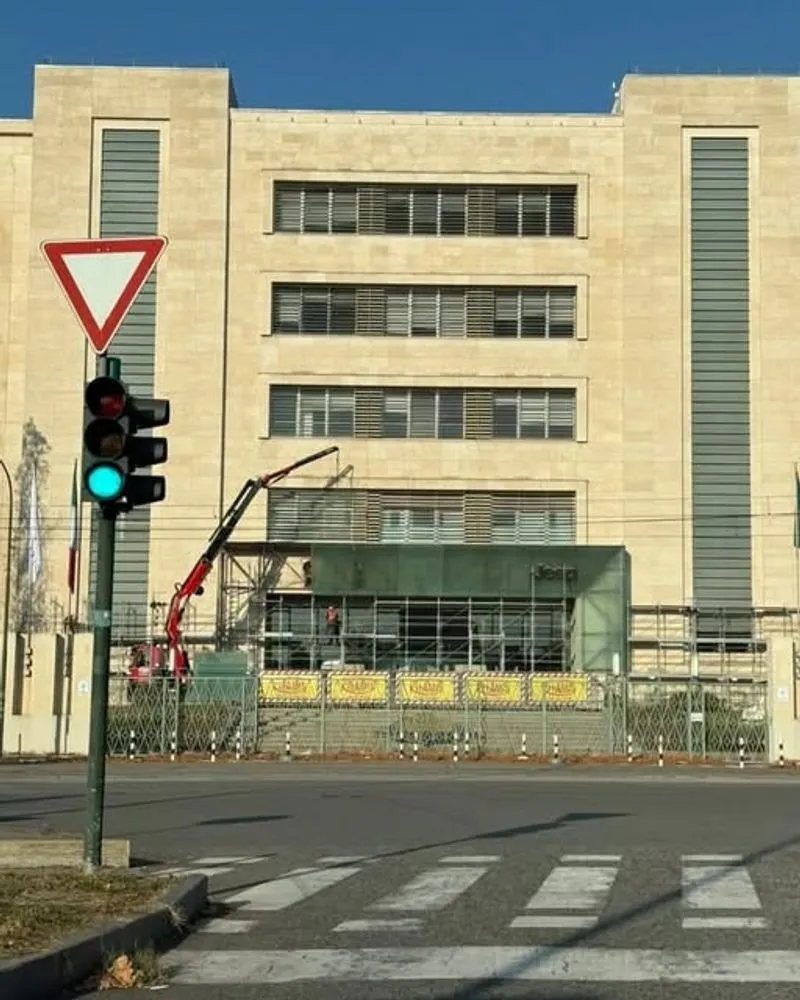 MIRAFIORI - Lo stabilimento Stellantis cambia look e toglie l'iconico logo Fiat: è polemica