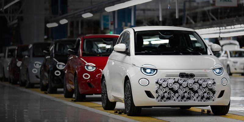 MIRAFIORI - Lo stabilimento Stellantis riparte: due turni e lavoro anche al sabato per «spingere» la 500 Ibrida