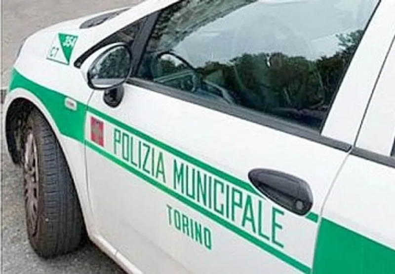 MIRAFIORI - Scontro tra un'auto e uno scooter: un ferito portato al Cto