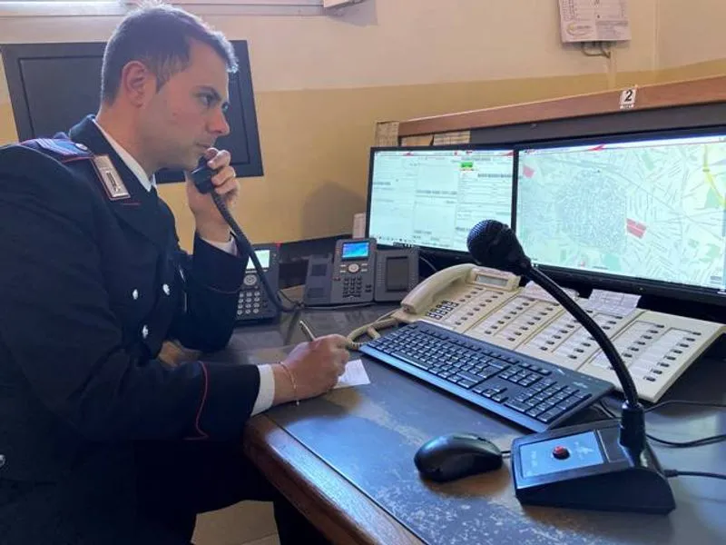 CRONACA - Sola in casa, chiama il 112 in un momento di fragilità emotiva: 14enne salvata dalla «voce» dei carabinieri - VIDEO
