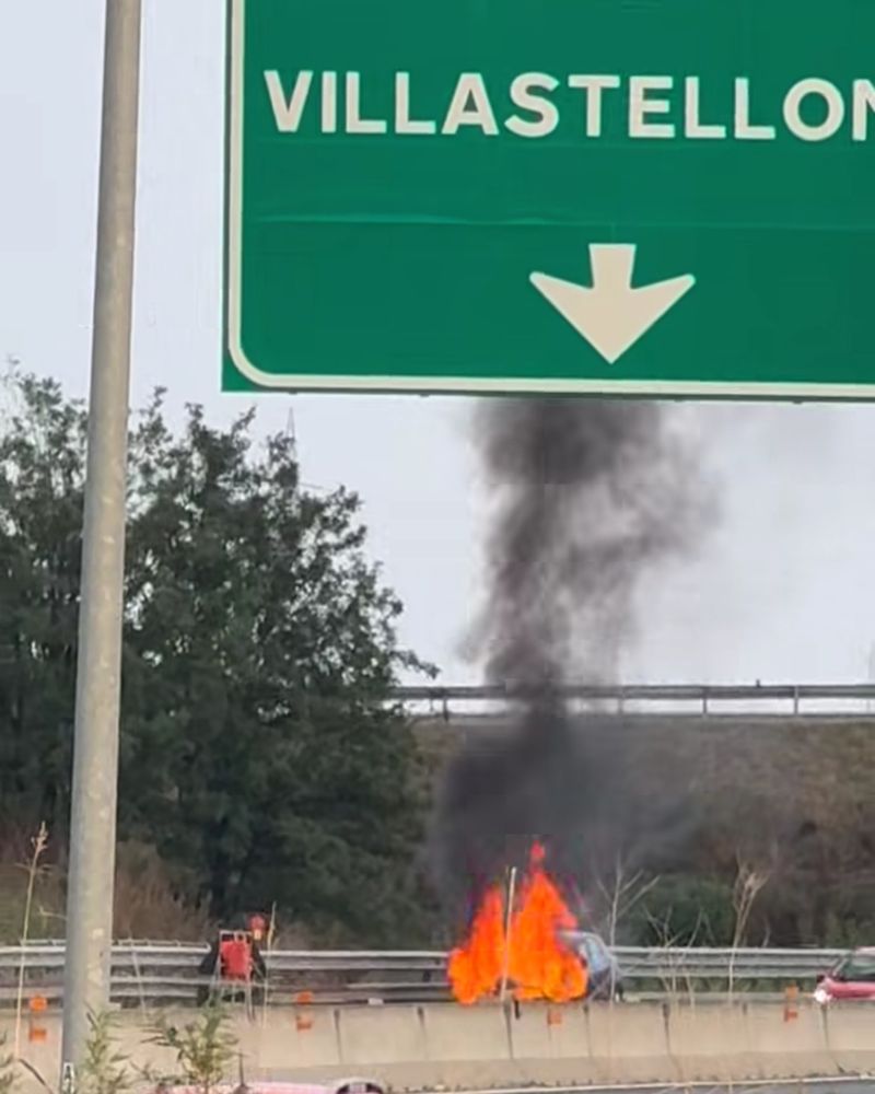 MONCALIERI - Auto in fiamme durante la marcia sulla provinciale
