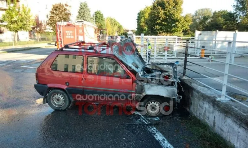 MONCALIERI - Auto prende fuoco durante la marcia e finisce per schiantarsi contro un muretto - FOTO