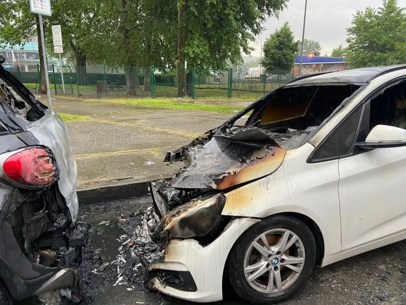 MONCALIERI - Due auto a fuoco nel cuore della notte, paura in via Papa Giovanni XXIII - FOTO