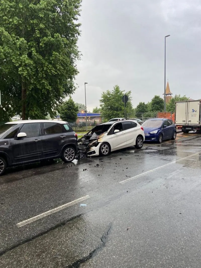 MONCALIERI - Due auto a fuoco nel cuore della notte, paura in via Papa Giovanni XXIII - FOTO