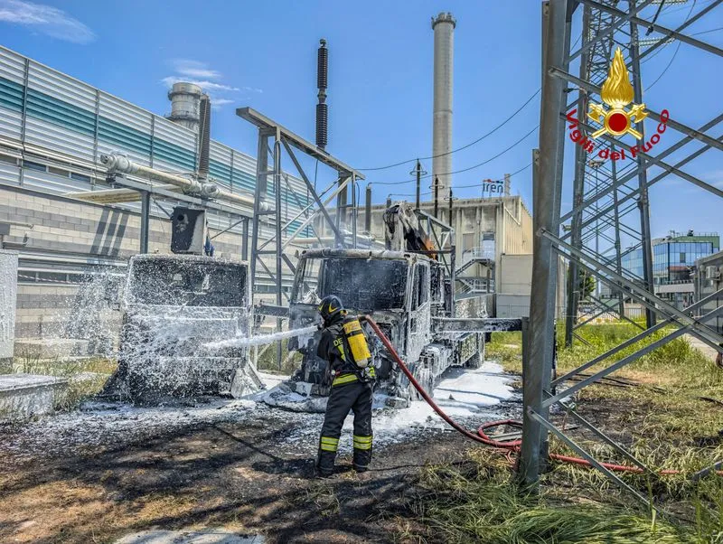 MONCALIERI - Due automezzi divorati dalle fiamme in regione Freylia: intervento dei vigili del fuoco - FOTO