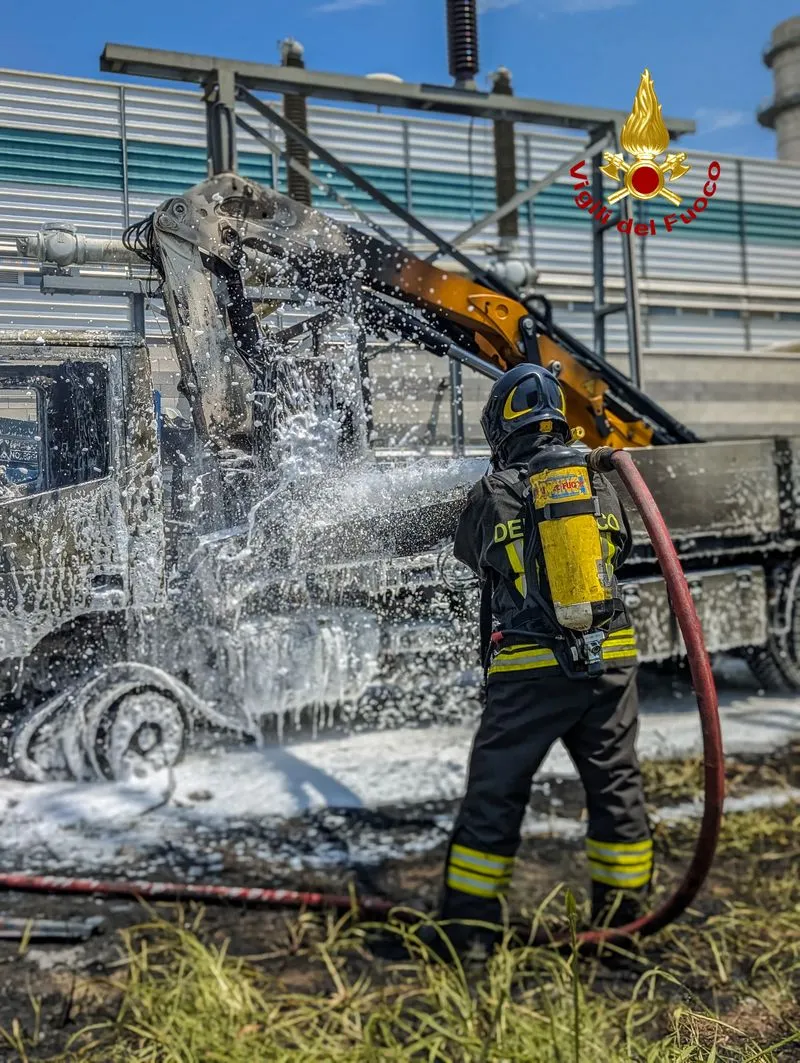MONCALIERI - Due automezzi divorati dalle fiamme in regione Freylia: intervento dei vigili del fuoco - FOTO