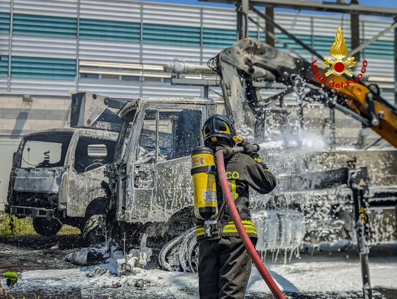 MONCALIERI - Due automezzi divorati dalle fiamme in regione Freylia: intervento dei vigili del fuoco - FOTO