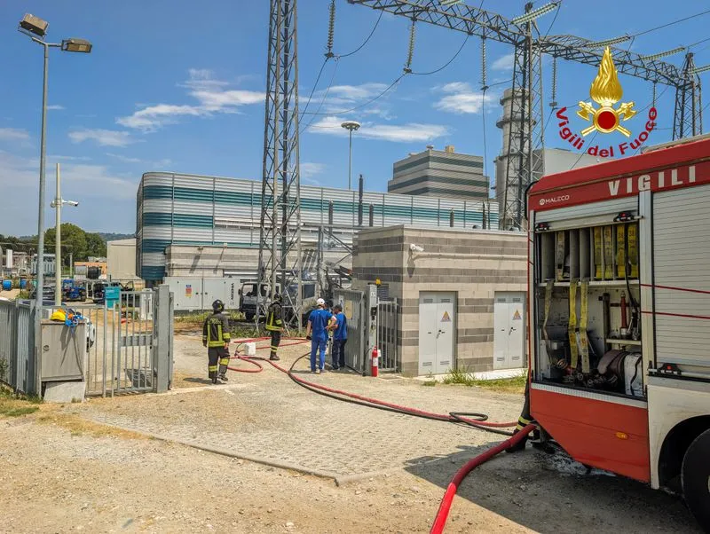MONCALIERI - Due automezzi divorati dalle fiamme in regione Freylia: intervento dei vigili del fuoco - FOTO