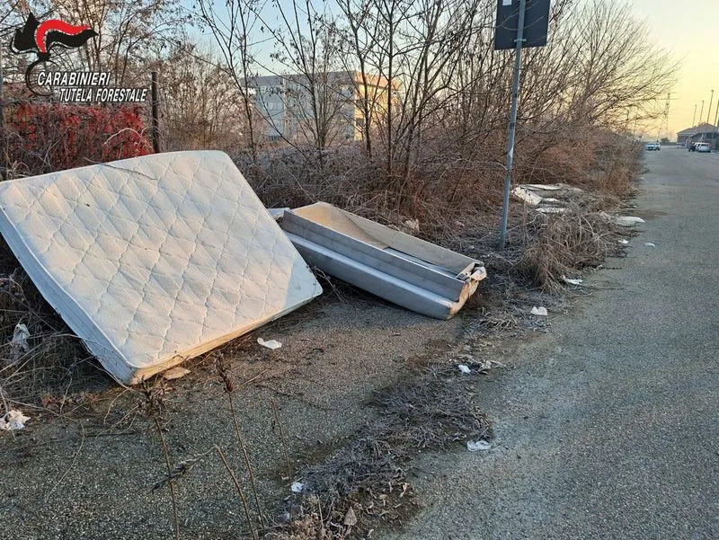 MONCALIERI - Beccati dalle telecamere mentre abbandonano rifiuti a Baden Powell: due persone denunciate