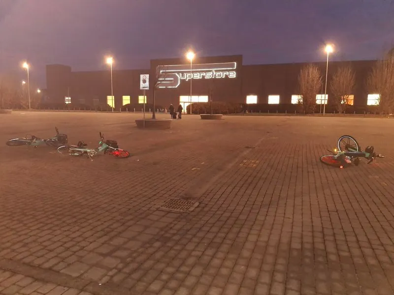 MONCALIERI - Bici vandalizzate e gettate a terra nel piazzale davanti al supermercato