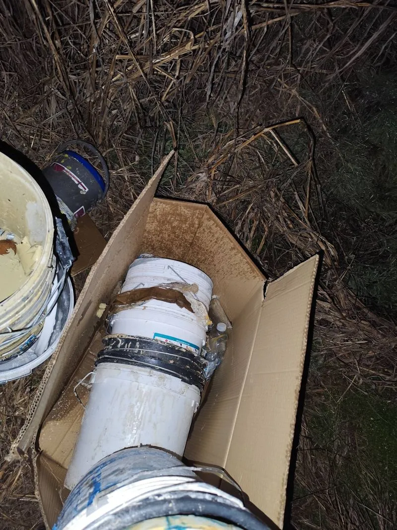 MONCALIERI - Secchi di vernice abbandonati e monopattini nel fosso: ennesima discarica a cielo aperto - FOTO