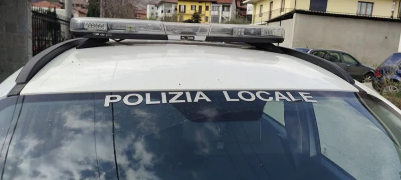 MONCALIERI - Incendia cassonetti e fioriere poi tenta di aggredire alcuni passanti: irregolare fermato dalla polizia locale