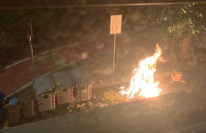 MONCALIERI - Cassonetti dei rifiuti dati alle fiamme in piena notte lungo il viale della stazione