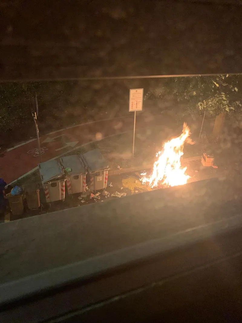 MONCALIERI - Cassonetti dei rifiuti dati alle fiamme in piena notte lungo il viale della stazione