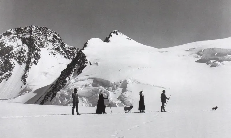 MONCALIERI - Fino al 22 febbraio «La principessa che amava lo sport. Suggestioni di neve e montagna in Casa Savoia»