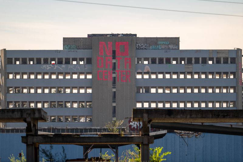 MONCALIERI - Extinction Rebellion ha realizzato delle enormi scritte «No Data Center» sulla ex Ilte - FOTO