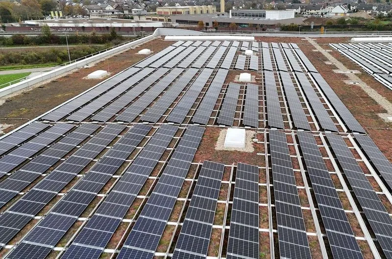 MONCALIERI - Il tetto di Decathlon produce energia elettrica