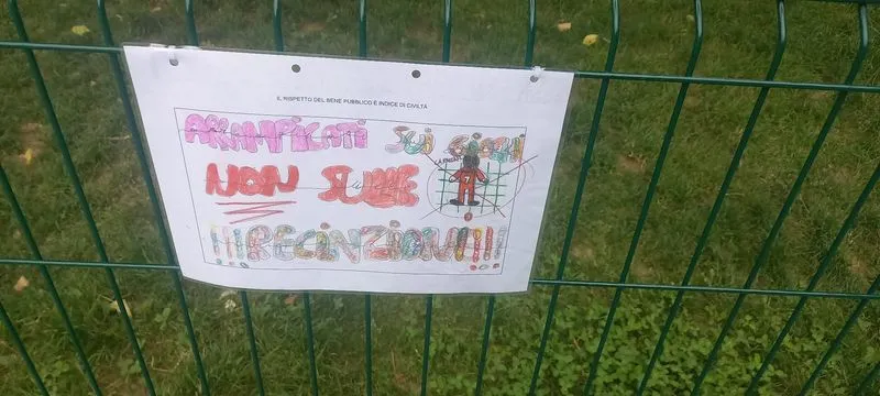 MONCALIERI - I bellissimi e colorati disegni dei bimbi per insegnare l'educazione ai vandali del parco inclusivo - FOTO