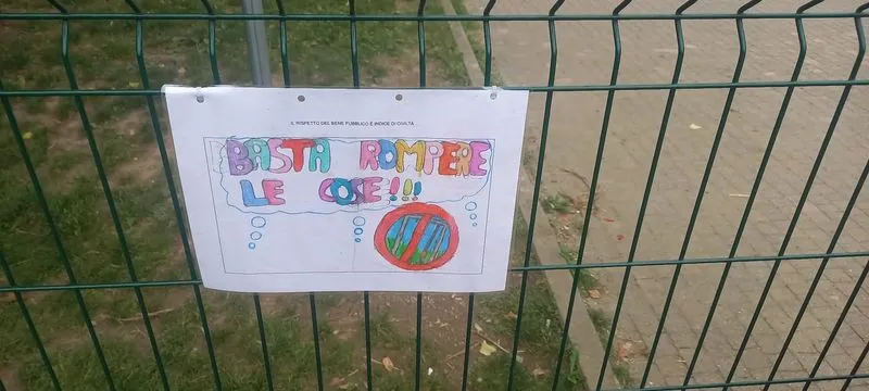 MONCALIERI - I bellissimi e colorati disegni dei bimbi per insegnare l'educazione ai vandali del parco inclusivo - FOTO