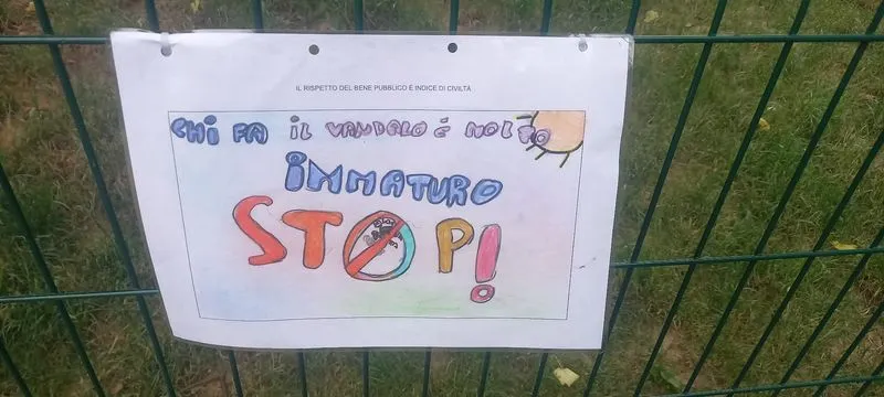 MONCALIERI - I bellissimi e colorati disegni dei bimbi per insegnare l'educazione ai vandali del parco inclusivo - FOTO