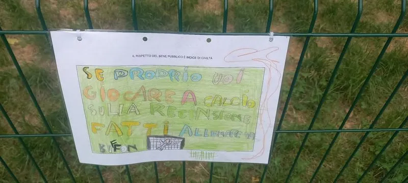 MONCALIERI - I bellissimi e colorati disegni dei bimbi per insegnare l'educazione ai vandali del parco inclusivo - FOTO