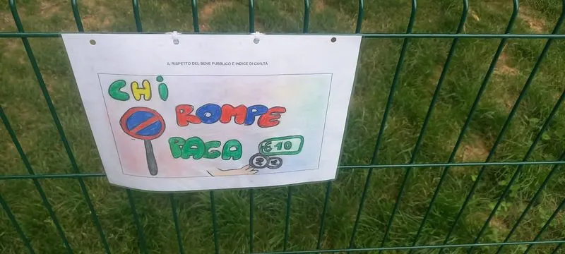 MONCALIERI - I bellissimi e colorati disegni dei bimbi per insegnare l'educazione ai vandali del parco inclusivo - FOTO
