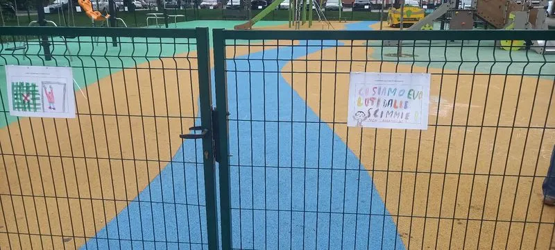 MONCALIERI - I bellissimi e colorati disegni dei bimbi per insegnare l'educazione ai vandali del parco inclusivo - FOTO