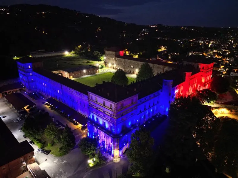 MONCALIERI - Il castello illuminato di rosso e blu per celebrare l’anniversario della fondazione dell’Arma dei carabinieri - FOTO
