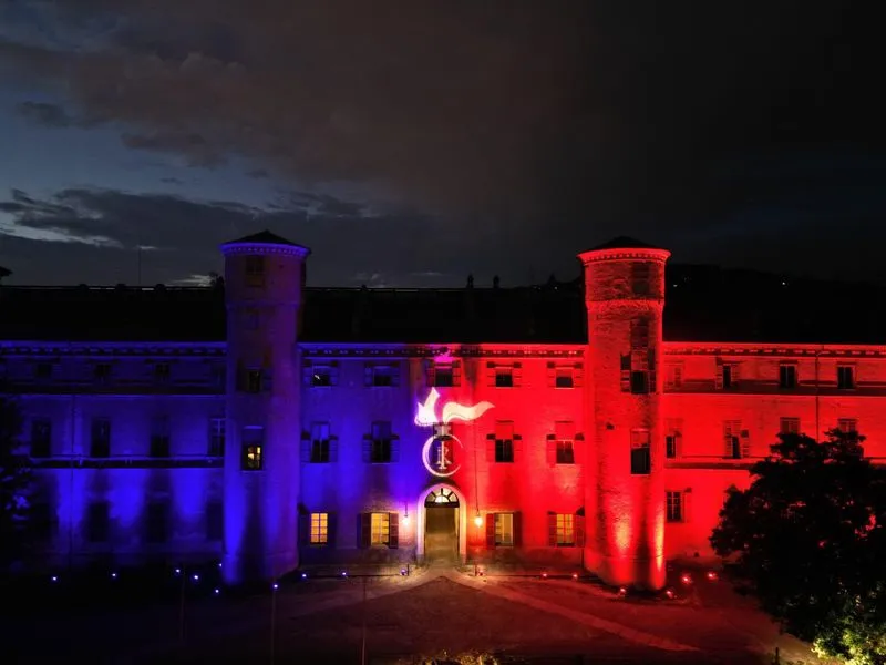 MONCALIERI - Il castello illuminato di rosso e blu per celebrare l’anniversario della fondazione dell’Arma dei carabinieri - FOTO