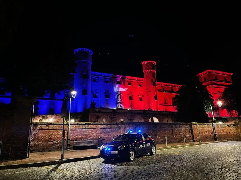 MONCALIERI - Il castello illuminato di rosso e blu per celebrare l’anniversario della fondazione dell’Arma dei carabinieri - FOTO