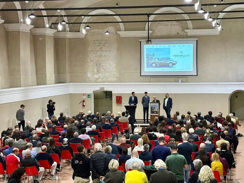 MONCALIERI - Oltre 80 tra vetture d’epoca e supercar protagoniste al Castello e a Revigliasco - FOTO
