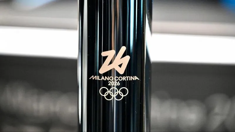 MONCALIERI - Il viaggio della Fiamma Olimpica di Milano-Cortina illumina la città