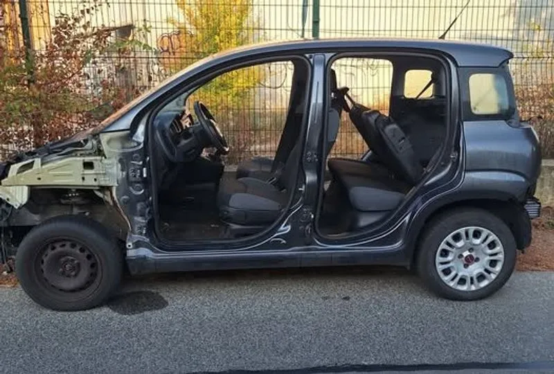 MONCALIERI - Fiat Panda cannibalizzata dai ladri in via Santa Maria