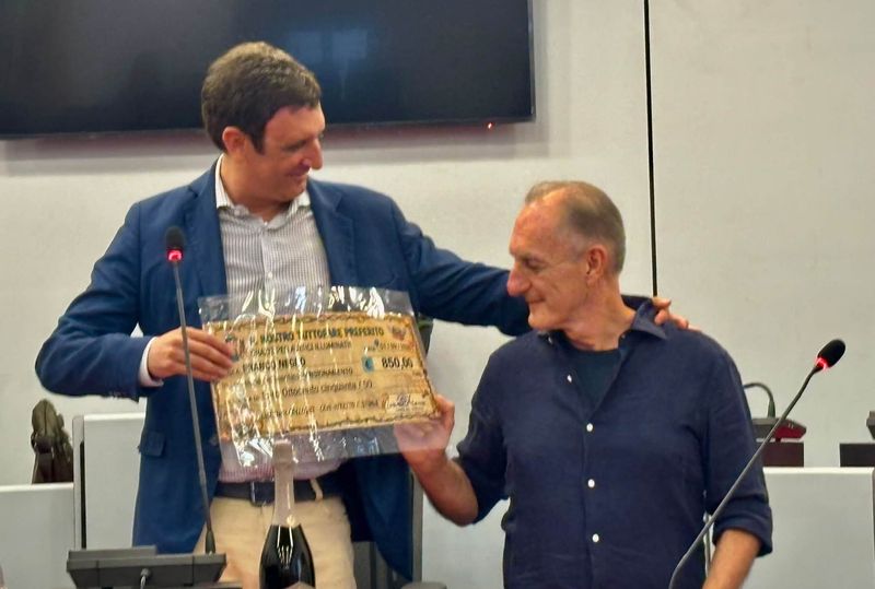 MONCALIERI - Il Comune omaggia Franco Negro, l'elettricista del Comune che va in pensione