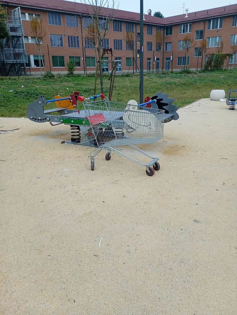 MONCALIERI - Vetri rotti, bottiglie vuote e persino un carrello della spesa: vandalizzato il Giardino della luna - FOTO