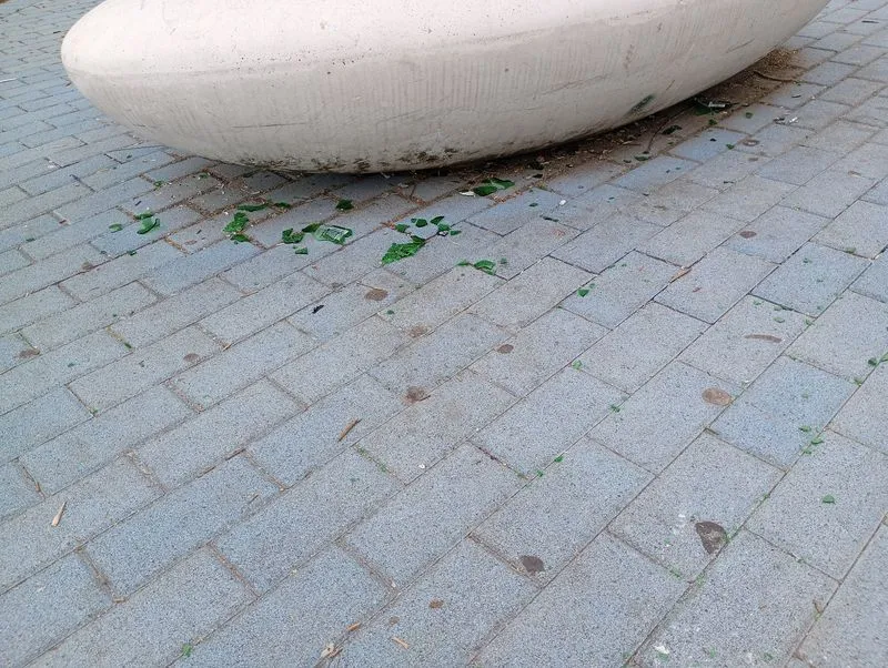 MONCALIERI - Vetri rotti, bottiglie vuote e persino un carrello della spesa: vandalizzato il Giardino della luna - FOTO