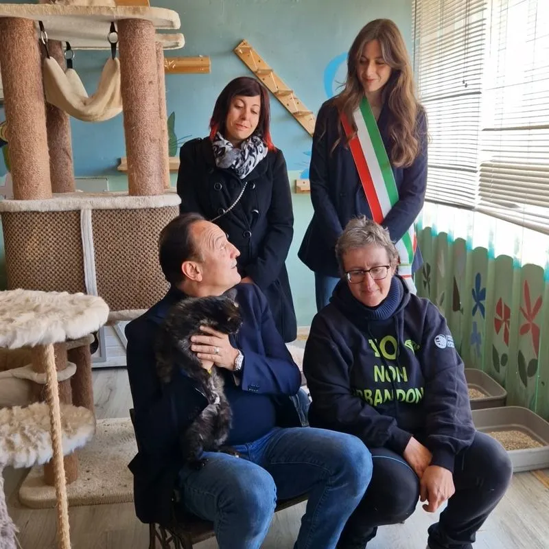 MONCALIERI - Giornata nazionale del gatto, Cirio visita il rifugio «L'albero di Mais» - FOTO