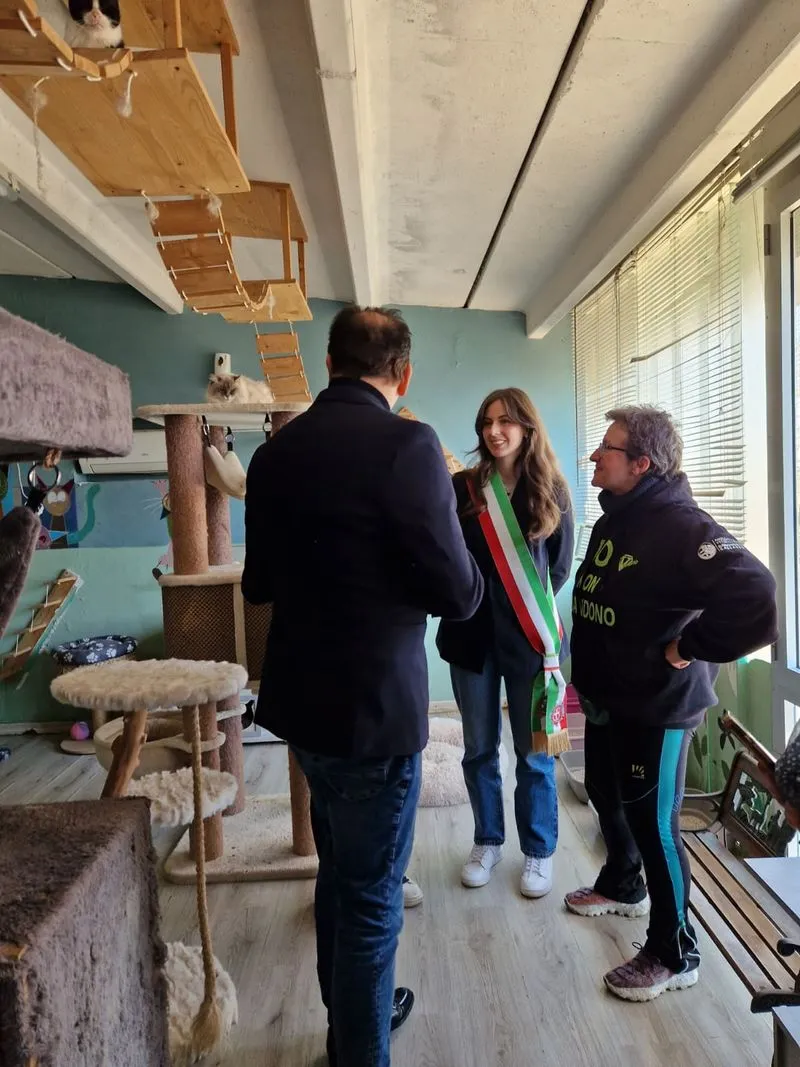 MONCALIERI - Giornata nazionale del gatto, Cirio visita il rifugio «L'albero di Mais» - FOTO