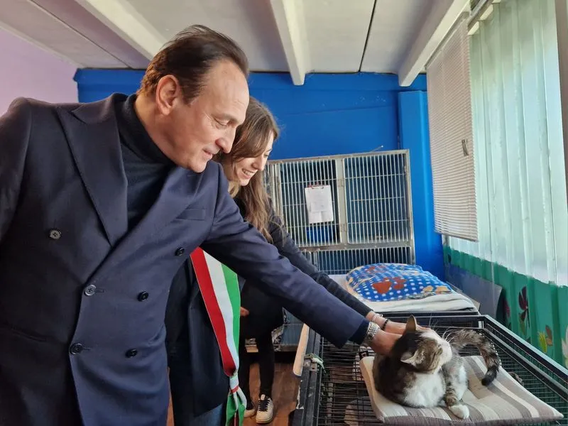MONCALIERI - Giornata nazionale del gatto, Cirio visita il rifugio «L'albero di Mais» - FOTO