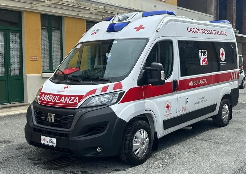 MONCALIERI - Tenta di scavalcare la cancellata della chiesa ma resta infilzato ad un piede: giovane finisce in ospedale