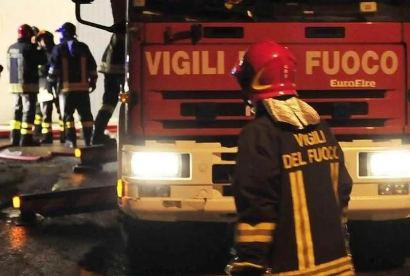 MONCALIERI - Incendio alla pista di go-kart, paura nella notte in strada Freyla Mezzi