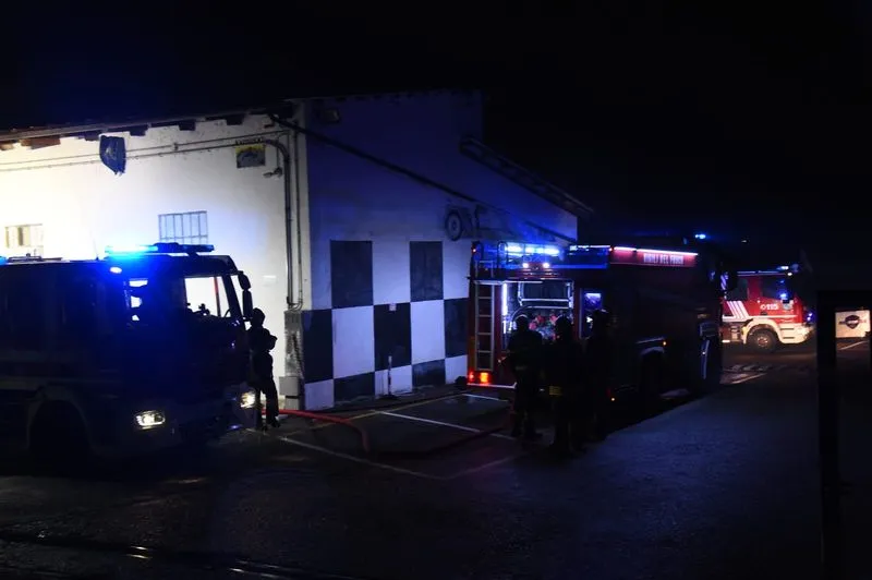 MONCALIERI - Incendio alla pista di go-kart, paura nella notte in strada Freyla Mezzi